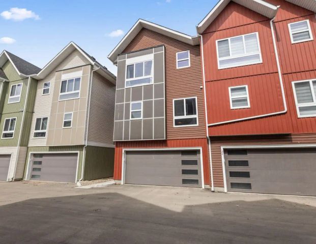 Clean and Cozy Luxury Townhome in Crystallina Nera — 2 Bedrooms Townhouse - Photo 1