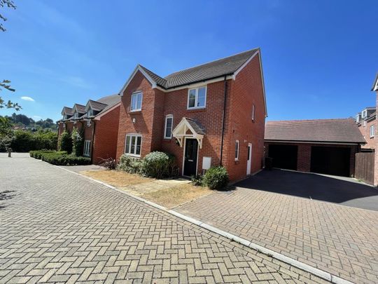 4 bedroom detached house to rent - Photo 1