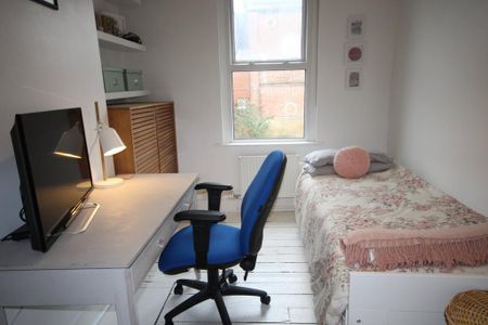 2 bedroom terraced house to rent - Photo 4