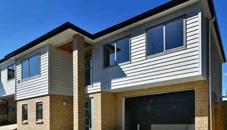 Large, Modern 5-Bedroom Family Home with Double Garage in Lynfield! - Photo 2