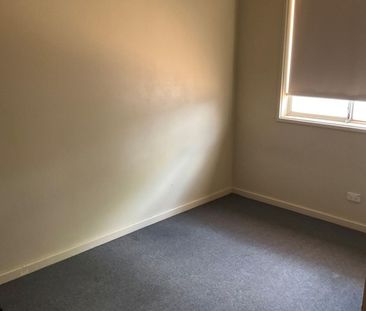 4 BEDROOMS, 1 BATHROOM - Photo 5