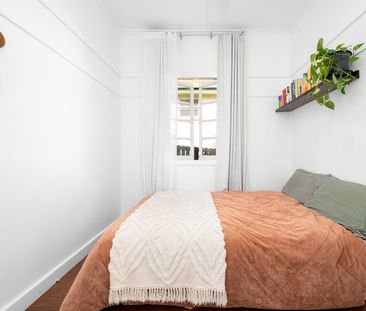 Charming 2-Bedroom Home with Deck & Private Backyard in Moorooka - Photo 4