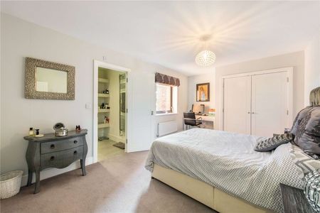 Stylish three bedroom apartment with balcony available early December and unfurnished. - Photo 5