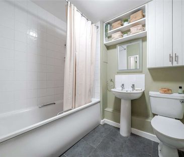 A delightful apartment positioned in a sought-after location. - Photo 1