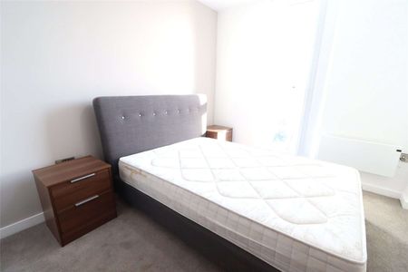 Available Mid-November | Allocated Parking | Fully Furnished | Three Double Bedroom | Two Bathroom | 24 Hour Concierge - Photo 3