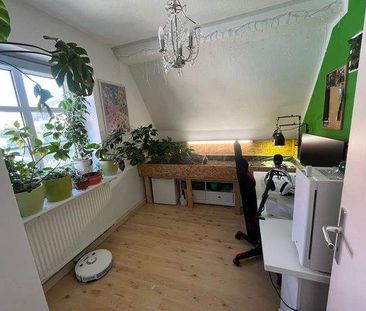 Helle 2-Raum-DG-Wohnung mit Einbauküche in Meuselwitz - Photo 1