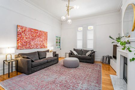 Commanding & Elegant return verandah Villa - Photo 2