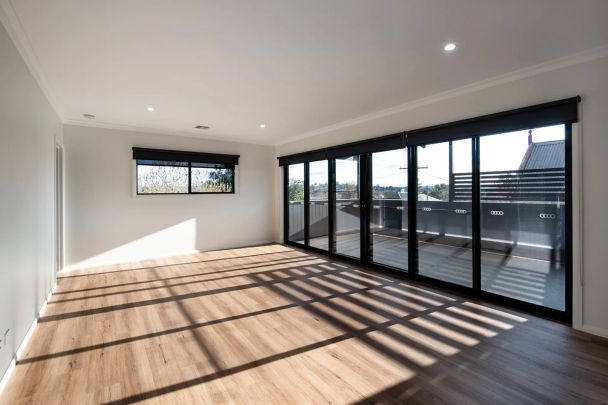 Stylish and Modern Family Home in Kennington - Photo 1