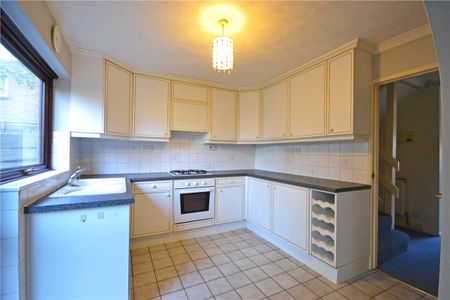 Well presented mid terrace 3 bedroom house to rent in Cambridge with excellent access to City centre, A14 & M11. GCH. allocated parking. Part-Furnished. - Photo 5