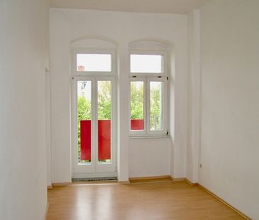 Großer Balkon, Einbauküche ... und alles ist vor der Haustür! - Foto 3