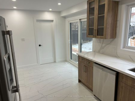 Detached Home For Lease | W7396488 - Photo 3