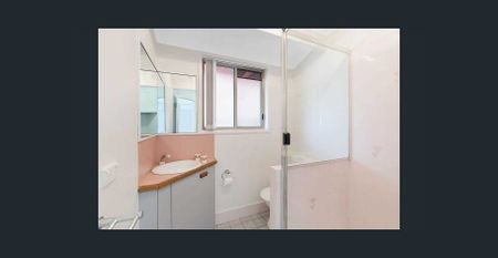 Spacious Family Home- 4 Bedrooms - Photo 2