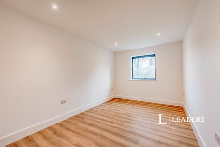 4 bedroom bungalow to rent Charlwood Road, Horley, Surrey, RH6 - Photo 3