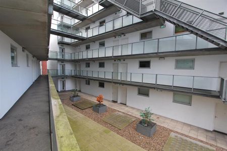 2 bedroom flat to rent - Photo 4