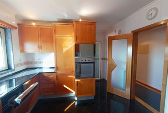 Apartamento T3 com Terraço Privativo para Arrendamento em Nova Queijas