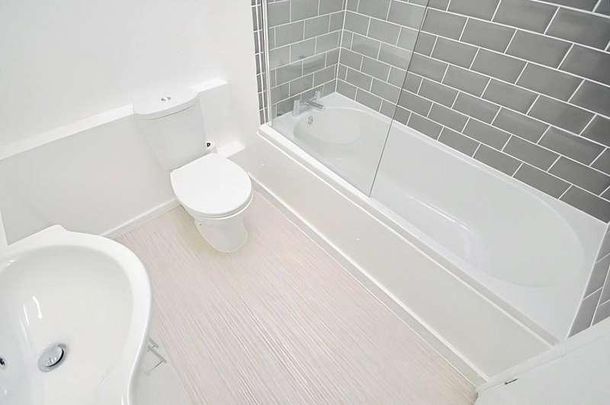 Carlton Close, Upminster, RM14 - Photo 1