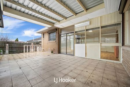 Spacious & Renovated Family Home in Prime Dandenong North Location! - Photo 2