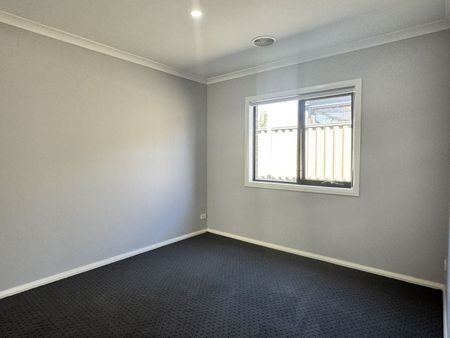 8 Scullin Street, Cranbourne East - Photo 5