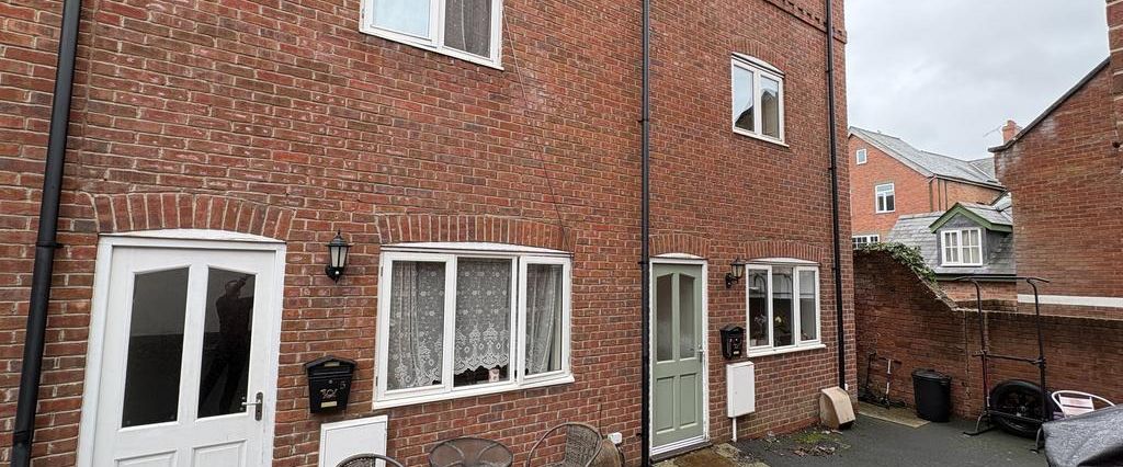 2 bedroom terraced house to rent - Photo 1