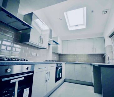 6 Beds 3 Baths - Photo 4