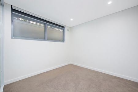 Sun-Soaked Designer Apartment - Photo 4