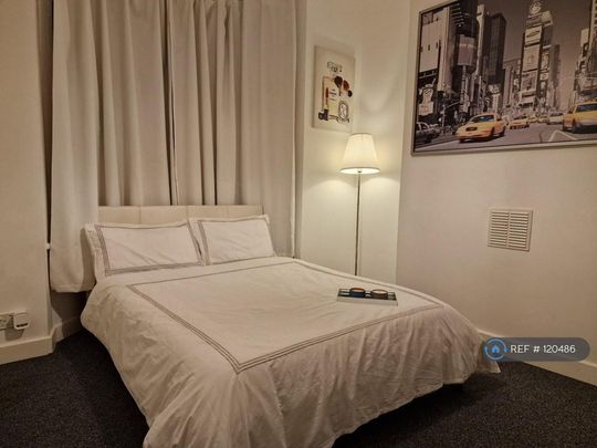 1 bedroom in a house share to rent - Photo 1