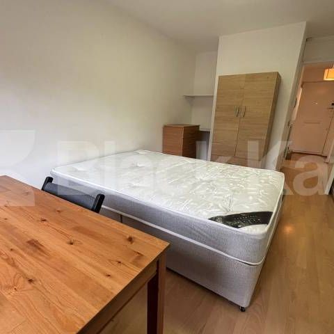 Generous top floor apartment with balcony - Photo 1