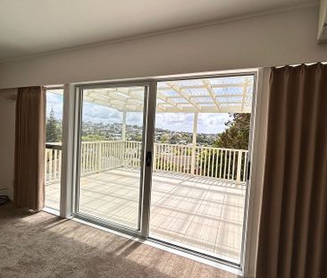 Spacious 5BR Hillcrest Haven w/ Views - Photo 3