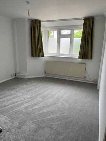 Large Detached Two Bedroom Bungalow To Let in Collier Row - Photo 2