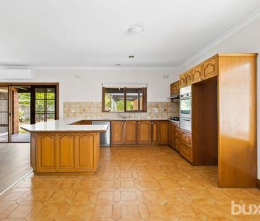 Spacious 3 Bedroom Family Home in the Heart of Hampton! - Photo 2