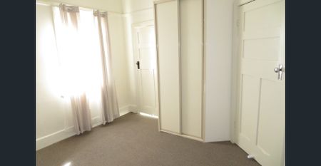CENTRAL AND RENOVATED 2 BEDROOM SEMI! - Photo 4