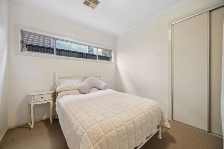 Easy-Care Modern Home With A Peaceful Park Outlook - Photo 3