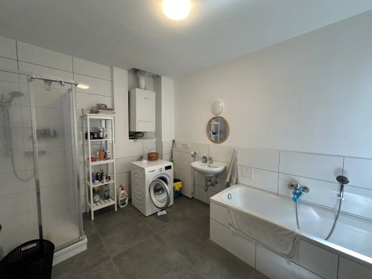 UNBEFRISTET: große 5 Zimmer im frisch ausgebauten Dachgeschoss mit Balkon! - Photo 1