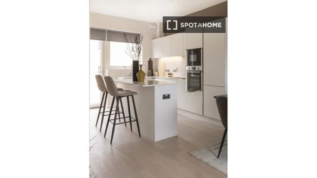 Room for rent in 5-bedroom house in Cherrywood, Dublin - Photo 1