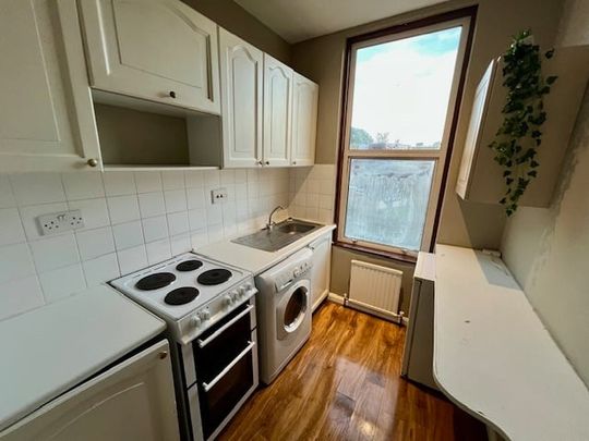 1 Bed Flat, Lynton Road, W3 - Photo 1