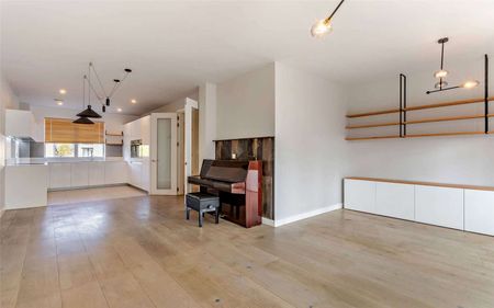 Spacious three-level town house with garage and off-street parking - Photo 4