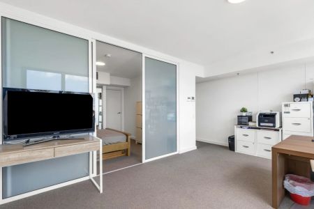 GREAT LOCATION WITH STYLISH, MODERN AND FULLY FURNISHED APARTMENT IN AN EXCEPTIONAL LIFESTYLE. - Photo 3