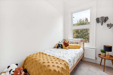 An immaculately presented two bedroom flat with a large private terrace located on the quiet residential Moring Road. - Photo 2