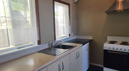 Spacious 4-Bedroom Home – Close to Schools & Shops - Photo 2