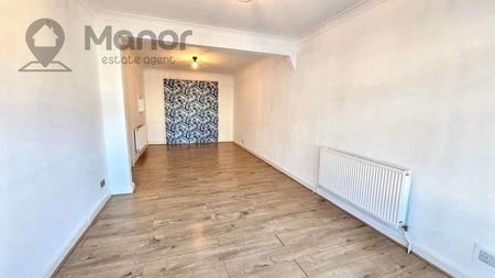 Rushden Gardens, Clayhall, IG5 - Photo 2