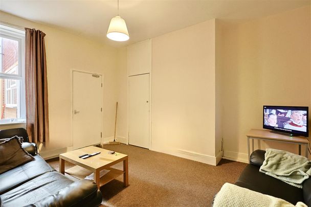 2 bedroom Student Flat to rent in Warwick Street, Heaton, Newcastle Upon Tyne, Ne6 - Photo 1