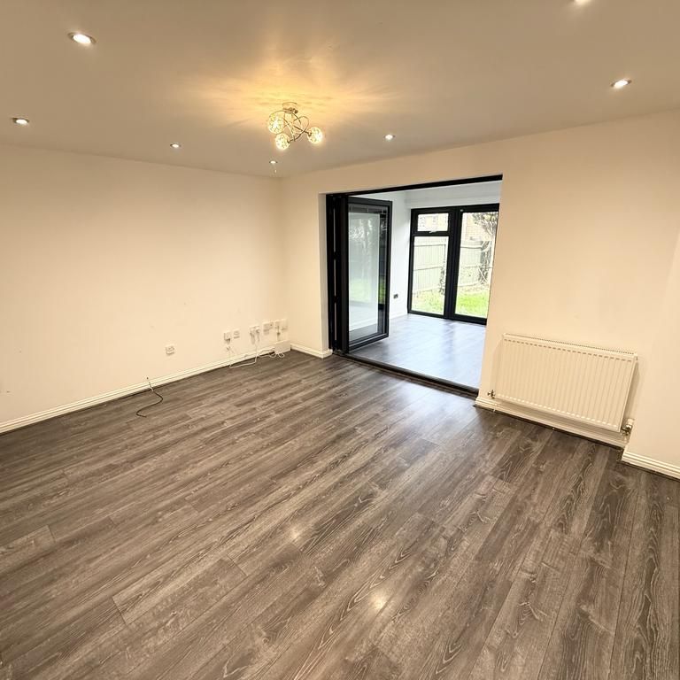 5 bedroom detached house to rent - Photo 1