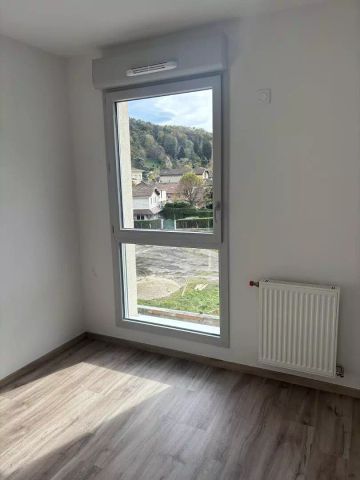location Appartement T3 DE 60.55m² À MAUBEC - Photo 2
