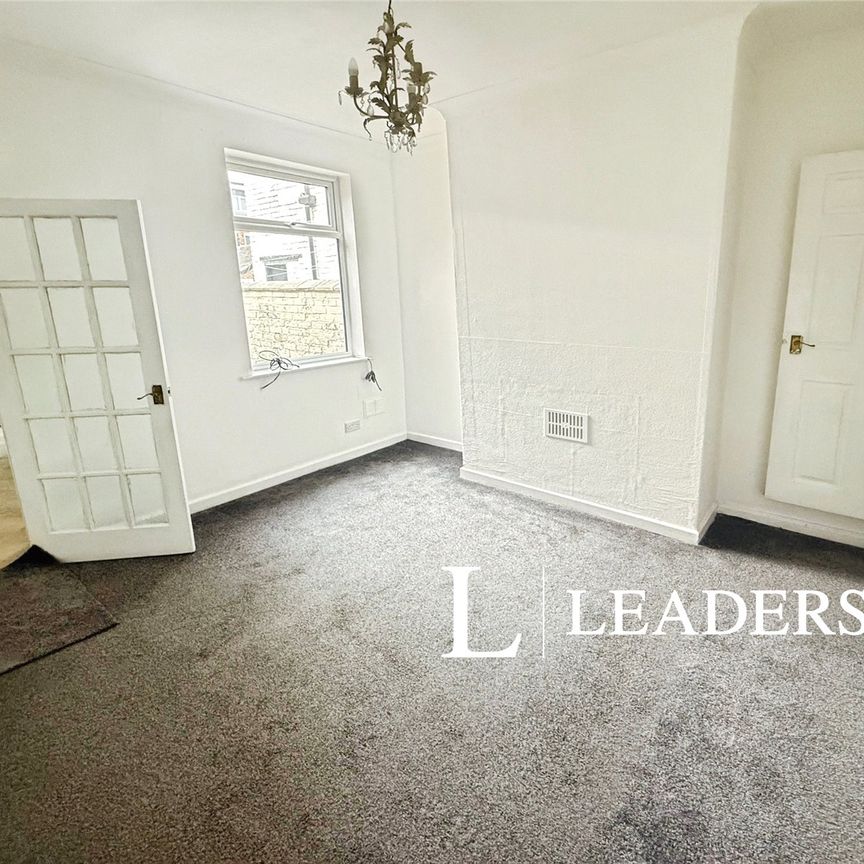 4 bedroom house to rent Kinsey Street, Newcastle, ST5 - Photo 1