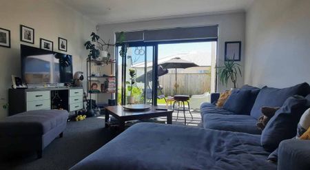 Charming 2BR Townhouse in Waiwhetu - Photo 2