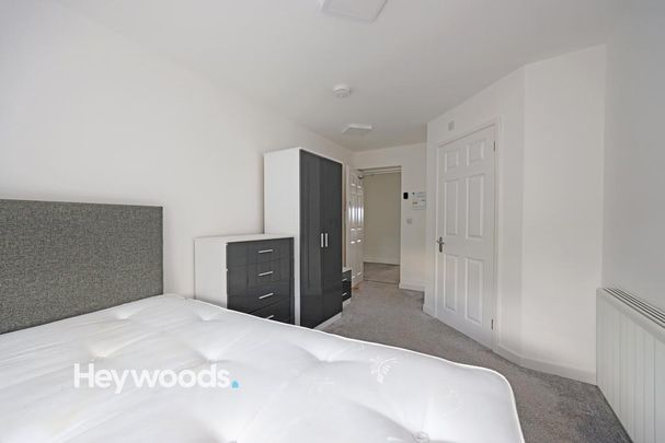 4 bedroom house of multiple occupation to rent - Photo 1