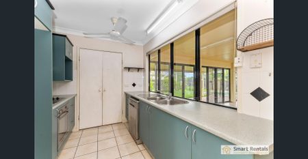 Spacious Family Home with a Pool! - Photo 4