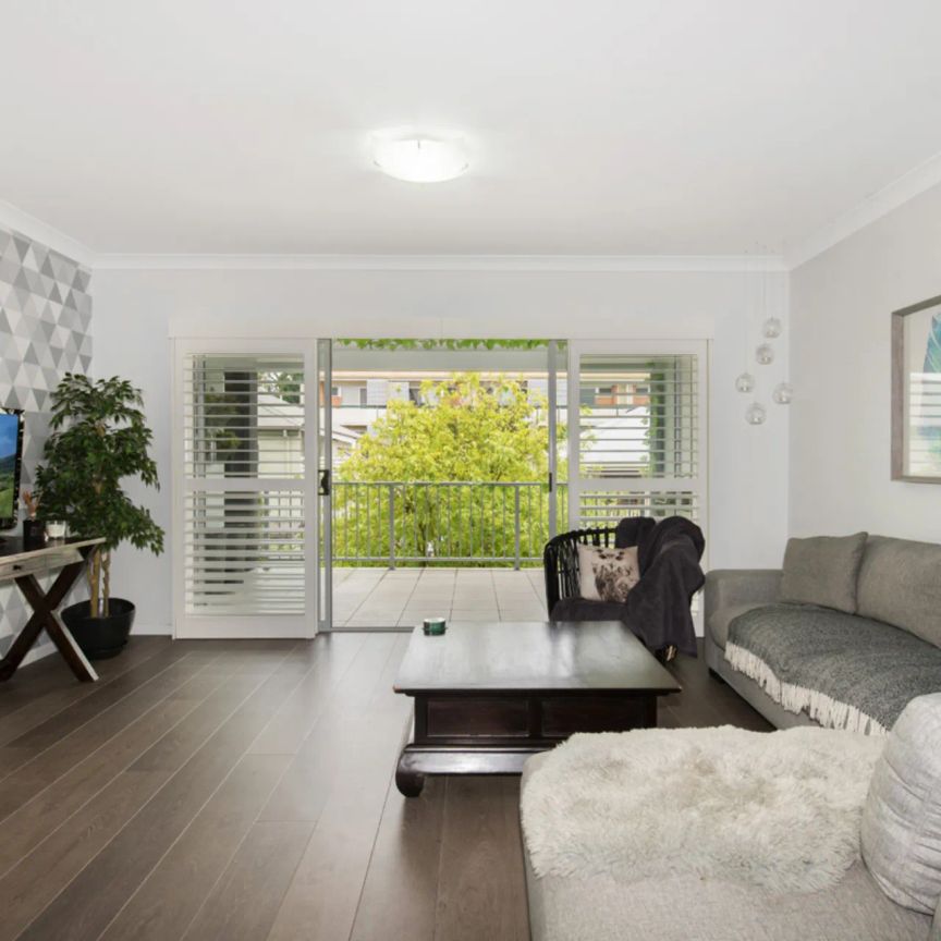 Stylish Top-Floor Unit in Prime Location -2 bedroom 2 bath! - Photo 1