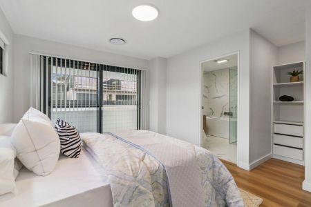 Modern 5-Bedroom Double-Storey Duplex in Central Jindabyne - Photo 2