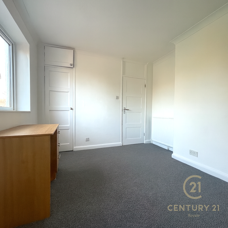 4 bedroom apartment to rent - Photo 3